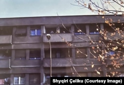 Banesa e Shyqri Çelikut në Mitrovicën e Veriut e fotografuar në vitet '90. Në ballkon shihen prindërit dhe vëllai i Shyqriut.