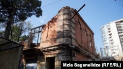 "ადელხანოვის სახლის" დარჩენილი კედელი