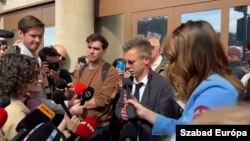 Magyar Péter a Fővárosi Nyomozó Ügyészség Belgrád rakparti épülete előtt 2024. március 26-án
