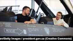 Volodimir Zelenski și prim-ministrul Danemarcei, Mette Frederiksen, într-un avion de luptă F-16 la baza aeriană Skrydstrup din Vojens, Danemarca, 20 august 2023.