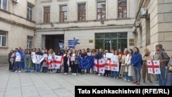 ქუთაისში აქციის მონაწილეები მერიის შენობასთან შეიკრიბნენ. 