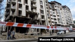 Частково зруйнований ракетним ударом армії Росії житловий будинок у центрі Києва, внаслідок якого у власній квартирі 28 квітня 2022 року загинула журналістка Радіо Свобода Віра Гирич. Цей будинок вже відновили 