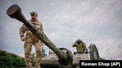 Українські військові на своїх позиціях поблизу Бахмута, 25 червня 2023 року