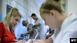 Egy egészségügyi dolgozó egy idős betegnek segít az egri Markhot Ferenc Kórház hospice-osztályán 2019. szeptember 18-án (képünk illusztráció)