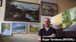 Shyqri Çeliku para pikturës (lart në të majtë), që e kishte marrë nga banesa e tij e braktisur në Mitrovicë të Veriut.