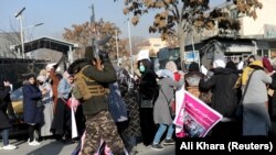 کابل کې د افغان نجونو او مېرمنو لاريون