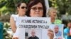 Близки на убития Димитър Малинов протестираха в сряда и пред Районния съд в Пловдив, който остави в ареста двама близнаци, арестувани по случая.