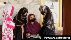 یو شمېر افغان زده کوونکې نجونې - تصویر له ارشیفه 