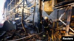 Рятувальники працюють на місці російського удару по гіпермаркету в Харкові, 25 травня 2024 року