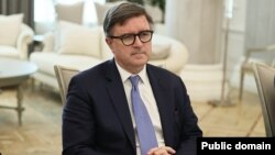 «Ми хочемо, щоб вони зрозуміли, що шлях, яким вони рухаються, і риторика, яку вони використовують щодо Заходу, несумісні з тим, чого хочуть 80 відсотків громадян Грузії», – сказав Джеймс О’Браєн