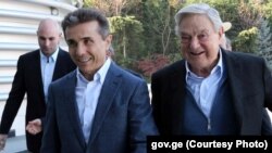 ახალი პრემიერი ბიძინა ივანიშვილი საკუთარ რეზიდენციაში სტუმრად იღებს მილიარდერ ფილანთროპ ჯორჯ სოროსს. 2012 წლის 1 დეკემბერი