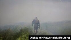 Szétlőtt épületek és orosz katonák holttestei – így néz ki egy felszabadított ukrán falu