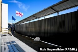 მთავრობა ამბობს, რომ კანცელარიის წინ პარკს აშენებს და იმ სივრცის შემოღობვა, სადაც პერიოდულად საპროტესტო აქციები იმართებოდა, პარკის მოსაწყობად გახდა საჭირო.