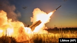 Бійці батальйону ЗСУ «Вовки Да Вінчі» ведуть вогонь по позиціях армії РФ із трофейної російської ракетної установки ТОС-1А «Солнцепьок», ілюстративне фото