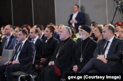 სასკოლო რეფორმის პრეზენტაციაზე მიწვეულ სტუმრებს შორის იყვნენ საპატრიარქოს წარმომადგენლები. მათთვის, როგორც საპატიო სტუმრებისთვის, წინა რიგში იყო გამოყოფილი ადგილი.