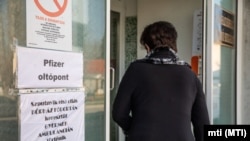 Az Orosházi Dr. László Elek Kórház és Rendelőintézetben kialakított oltópont bejárata 2021. március 21-én