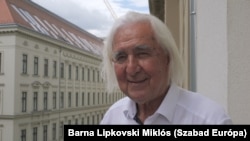 Pásztor Béla ötvennyolc évig volt Veresegyház vezetője, 1965. szeptember 1-jén nevezték ki tanácselnöknek. Vezetése alatt a faluból 22 ezres város lett