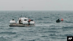 Submersibilul Titan este pregătit pentru o scufundare în Oceanul Atlantic, în cadrul unei expediții către Titanic, duminică, 18 iunie 2023.