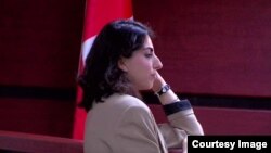 მარიამ წიწიკაშვილი ეცნობა წარდგენილ მტკიცებულებებს თბილისის საქალაქო სასამართლოში 