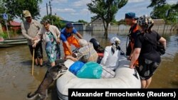 Menekül a lakosság az orosz ellenőrzés alatt álló területeken is