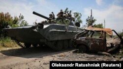 Українські військові їдуть на бойовій машині піхоти БМП-1 у звільненому від армії РФ селі Нескучне на Донеччині, 13 червня 2023 року 2023
