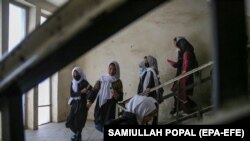 ارشیف: په کابل کې د نجونو د یوه ښوونځي زده‌کوونکې. اوسمهال په ټول افغانستان کې له شپږم ټولګي پورته د نجونو پر مخ ښوونیزې ادارې تړلې دي.