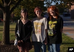 Prijateljice i brucošice Univerziteta Missouri (slijeva nadesno) Sylvia Debruzzi, Sarah Woods i Emma Komoroski, 8. septembra 2023. Kažu su prije bile religioznije, a sada se ni s jednom religijom ne mogu povezati.