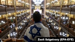 A kép illusztráció, Budapesten, a Dohány utcai zsinagógában készült, a Magyar Zsidó Hitközségek Szövetsége (Mazsihisz) és a Budapesti Zsidó Hitközség (BZSH) által szervezett szolidaritási istentiszteleten 2023. október 11-én