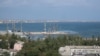 Imagine cu portul din Feodosia, de pe coasta Crimeei, unde Rusia a relocat o parte a flotei sale din Marea Neagră.