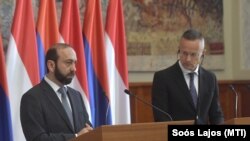 Ararat Mirzoján örmény külügyminiszter és Szijjártó Péter külgazdasági és külügyminiszter közös sajtótájékoztatójukon Budapesten 2024. május 6-án