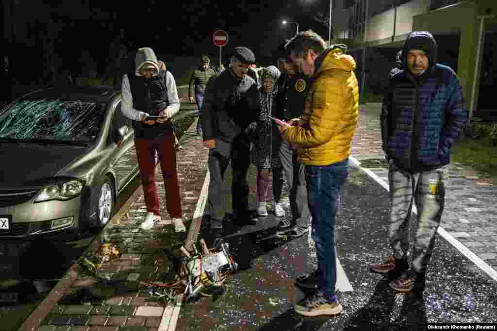 Kijeviek egy öngyilkos drón maradványait vizsgálják, amelyet a hétfő éjszakai orosz csapás során lőttek le. Az ukrán hadsereg szerint a négy órán át tartó támadásban ilyen iráni gyártású kamikazedrónok lepték el az országot