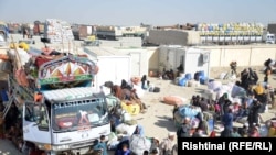 له پاکستانه د کندهار سپین بولدک ته ستانه شوي افغان کډوال. 02.11.2023