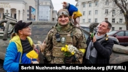 Хората в Херсон посрещат с радост украинските войници.