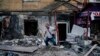 Чоловік залишає будівлю, зруйновану внаслідок бойових дій, Донецьк, 20 серпня 2014 року