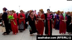 Туркменские женщины в традиционной одежде.