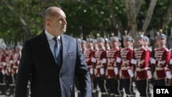 Румен Радев по време на тържественото издигане на знамето на ЕС пред президенството по случай Деня на Европа - 9 май