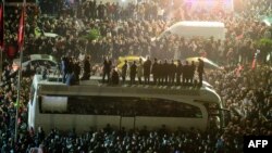 Имамоглу говори пред подкрепящите го от покрива на автобус на протеста в сряда.