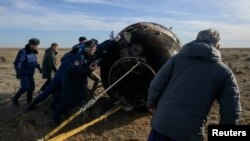 A kutató-mentő csapat megérkezik a Szojuz MS–19 űrkapszulához, amely a Nemzetközi Űrállomásról hozta le Mark Vande Hei amerikai, valamint Anton Skaplerov és Pjotr Dubrov orosz űrhajóst a kazahsztáni Zsezkazgan külterületére 2022. március 30-án