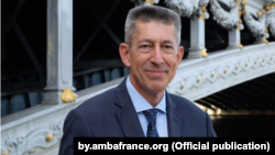 Nicolas de Bouillane de Lacoste, ambasadorul Franței la Minsk a fost expulzat pentru că a refuzat să-l recunoască pe autocratul Alexandr Lukașenko, președinte al țării
