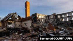 Lerombolt épületek a kelet-ukrajnai Bohorodicsnében 2022. december 20-án