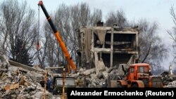 Ուկրաինա - Դոնեցկի Մակեևկա քաղաքում հրթիռակոծված շինության ավերակները, 4-ը հունվարի, 2023թ.