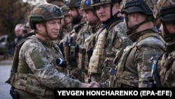 За повідомленням, Олександр Сирський «оцінив обстановку та вжив низку заходів для вирішення проблемних питань», а також ухвалив низку оперативних рішень