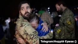 Със сълзи на очи освободените украинки прегърнаха своите близки след месеци в руски плен