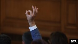 В четвъртък продължава заседанието от сряда. Тази врътка се налага, защото в конституцията пише, че на първото си заседание Народното събрание избира председател. Обаче не избра. 