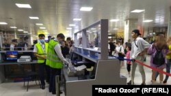 Граждане Таджикистана в аэропорту "Манас". 25 мая 2021 года. 