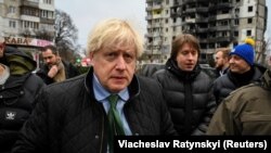 Колишній британський премʼєр-міністр Борис Джонсон у потерпілій під час російського вторгнення Бородянці, січень 2023 року
