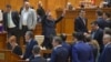 Camera Deputaților a votat o parte din legile Justiției fără a aștepta avizul Comisiei de la Veneția, recomandat ferm de Comisia Europeană. (Imagine generică din Parlamentul României - procedură de vot)