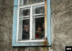 В одному з сіл на лінії розмежування. Березень 2016 року
