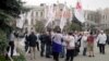 Представники «Батьківщини» перед початком мітингу біля суду в Харкові, 19 квітня 2012 року. (фото О. Овчинникова)