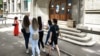 Imagine de arhivă din prima zi a a examenelor de Bacalaureat, în 2022, la un liceu din București.